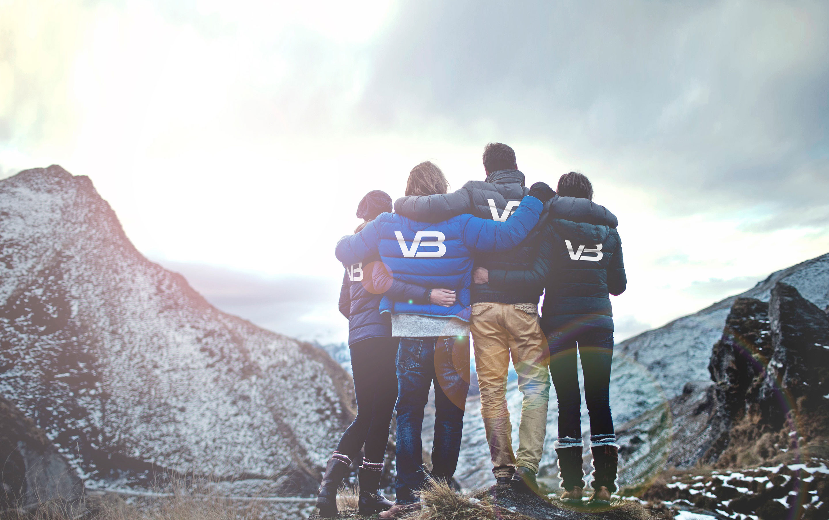 Fire rørleggere fra DB Dinas Bygg ser ut mot et fjell