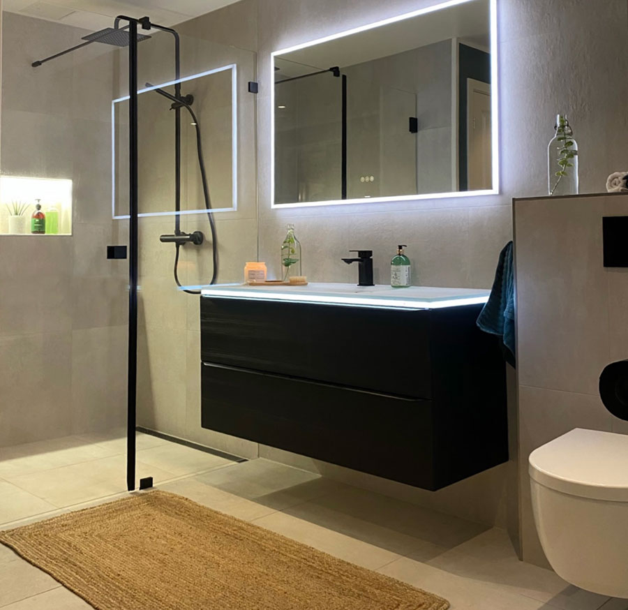 VB Dinas bygg og sanitær stilrent bad med sorte detaljer